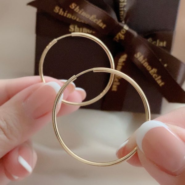 【レディース】フープピアスのサイズはどれがいい？直径・幅の選び方