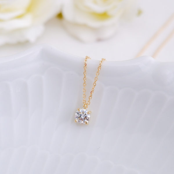 40代にふさわしい一粒ダイヤモンドネックレスとは？4Cのおすすめグレード解説