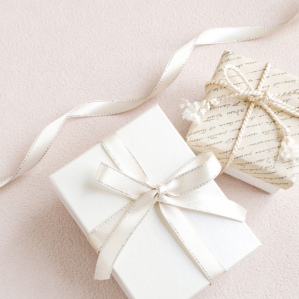 【出産記念ジュエリー】ママへのご褒美、何にする？選び方を解説